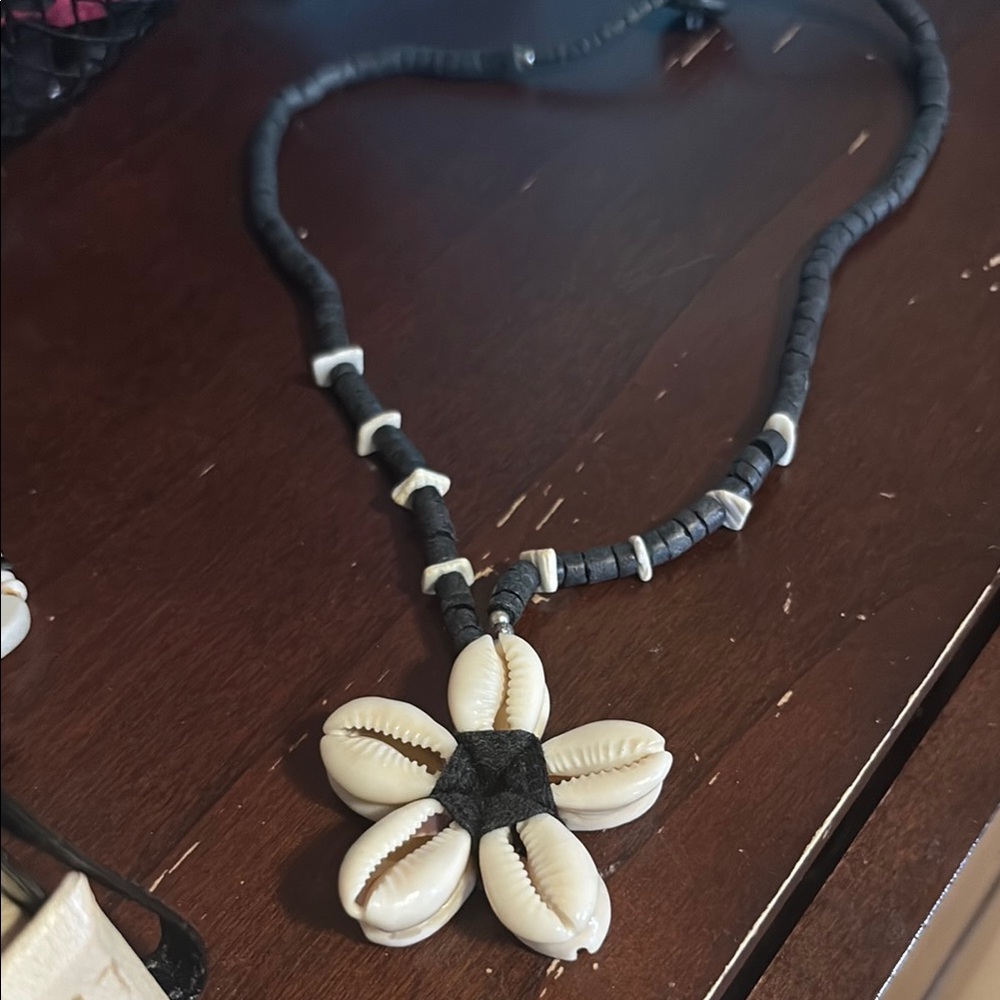 Shell Flower Pendant Necklace